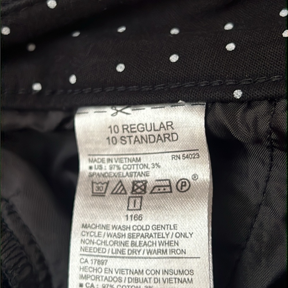 Old Navy “Harper” Black & white Capris - Picture 6 of 6